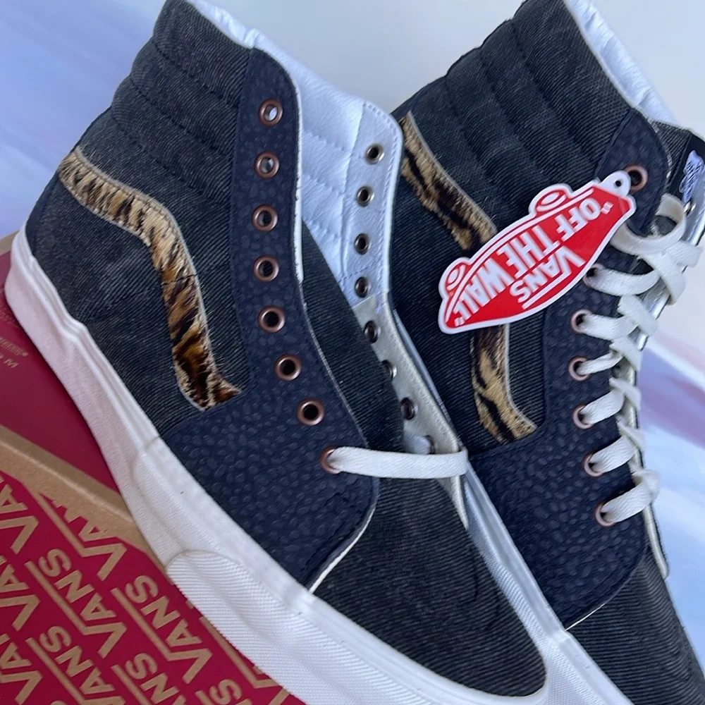 Vans Men’s Sk8-Hi
Subtle Safari Asphalt
VN0A5JMJ107
Sneakers - Picture 7 of 16